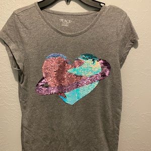 Gray tshirt with flip sequins of a heart and ring